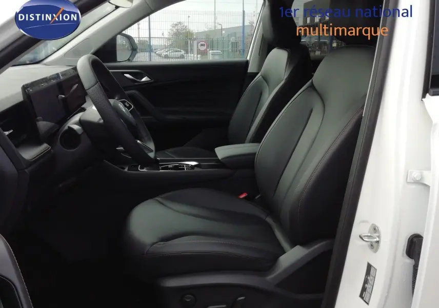 Vue intérieure côté conducteur du MG MOTOR EHS 1.5T PHEV 272CH Luxury 2026, sièges cuir noirs et tableau de bord moderne.
