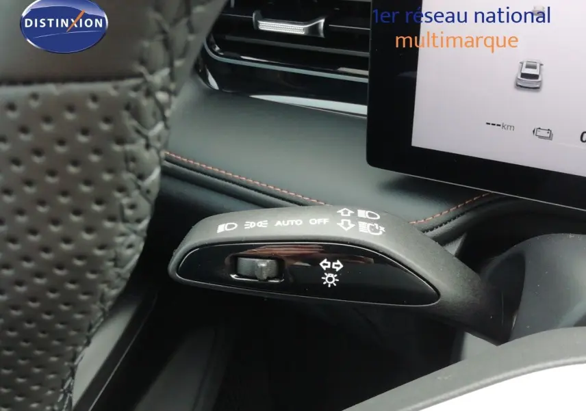 Gros plan sur la manette de commandes d'éclairage du MG MOTOR EHS 1.5T PHEV 272CH Luxury, intérieur noir avec surpiqûres rouges.