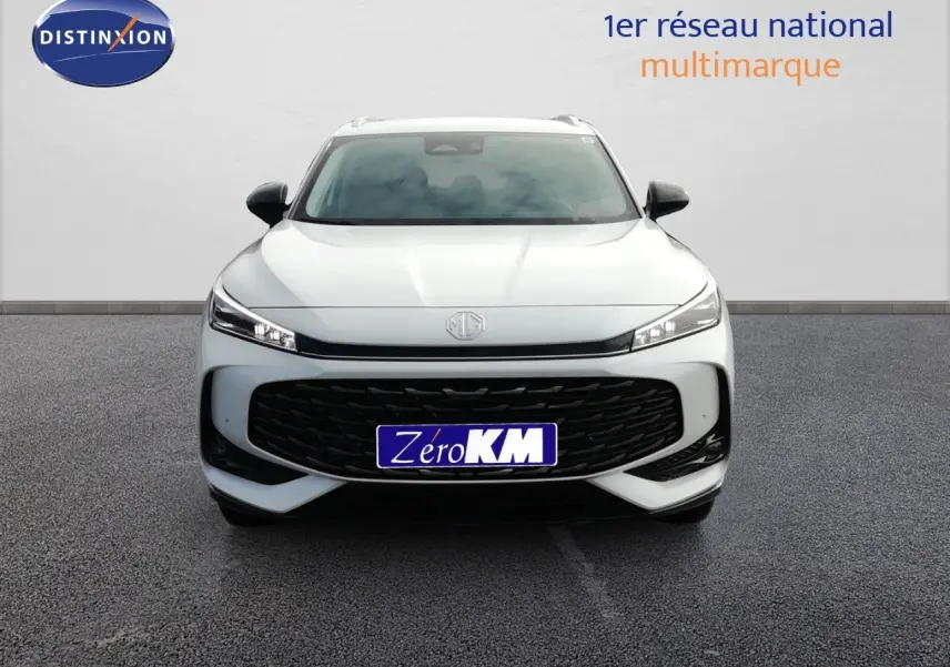 Vue frontale d'un MG MOTOR EHS 1.5T PHEV 272CH Luxury blanc nacré avec calandre noire et phares LED fins.