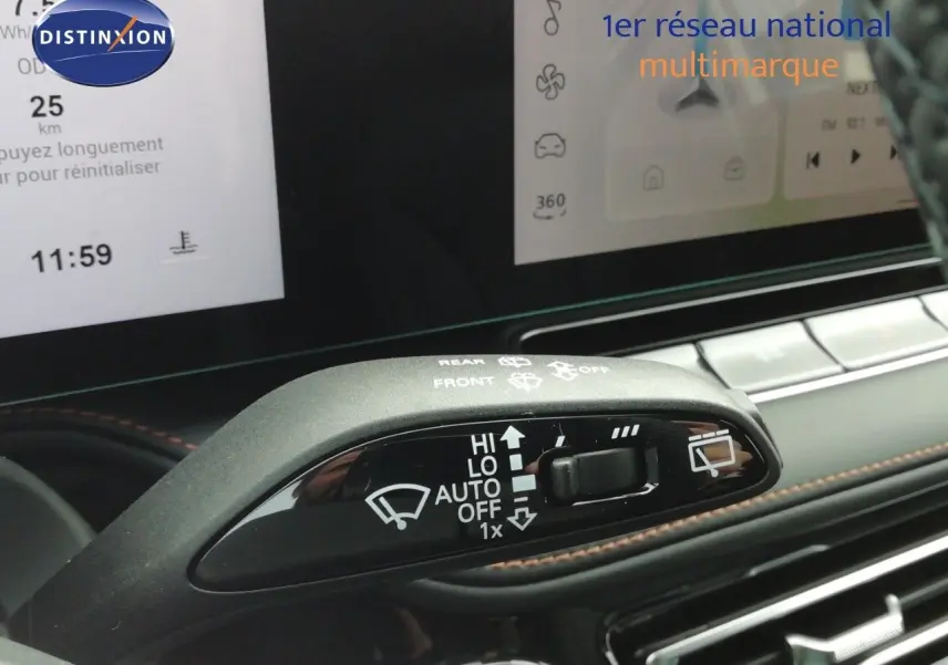 Gros plan sur la commande d’essuie-glace du MG MOTOR EHS 1.5T PHEV 272CH Luxury, intérieur noir avec surpiqûres orange.