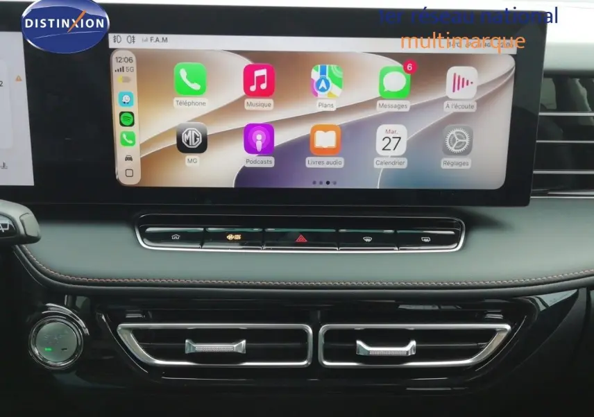 Vue rapprochée de l’écran tactile et de la console centrale du MG MOTOR EHS 1.5T PHEV 272CH Luxury en intérieur noir.