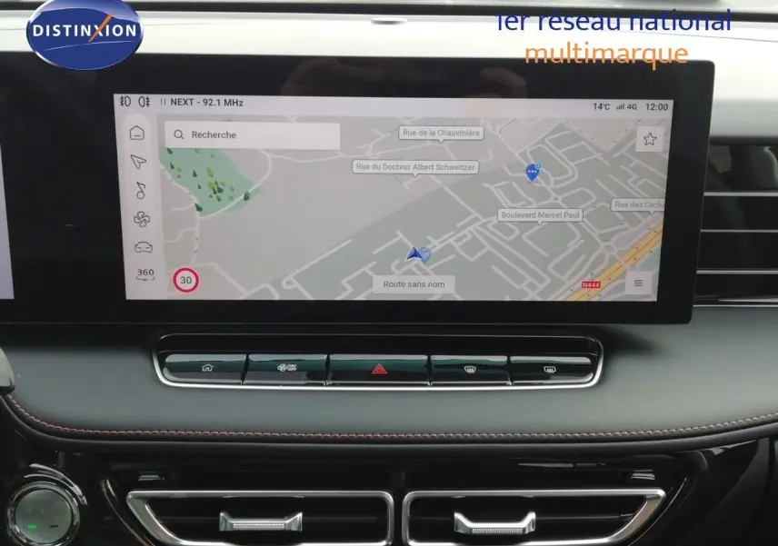 Tableau de bord du MG Motor EHS 1.5T PHEV 272CH Luxury 2026 en blanc perle, écran tactile avec navigation affichée.