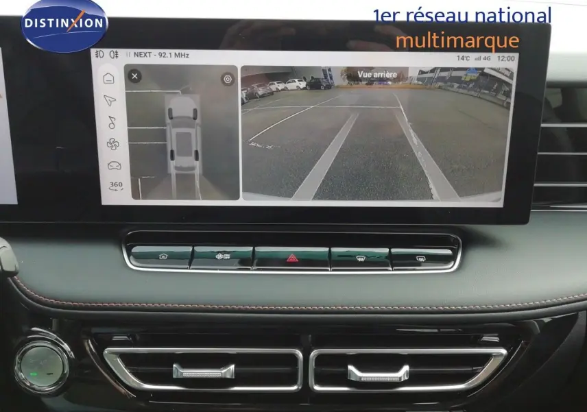 Vue intérieure du tableau de bord du MG MOTOR EHS 1.5T PHEV 272CH LUXURY avec écran tactile affichant la caméra 360° et vue arrière.