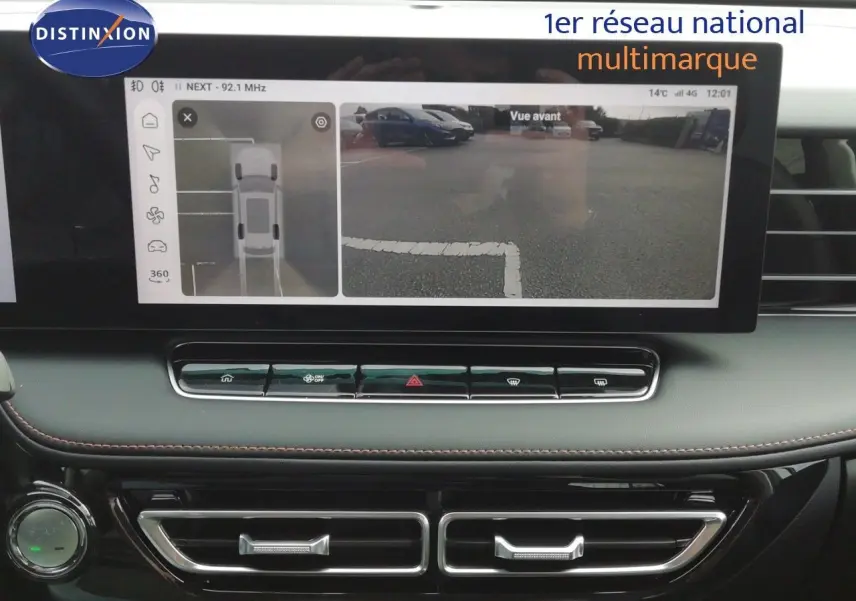 Vue du tableau de bord et écran central affichant la caméra 360° du MG MOTOR EHS 1.5T PHEV en intérieur noir.