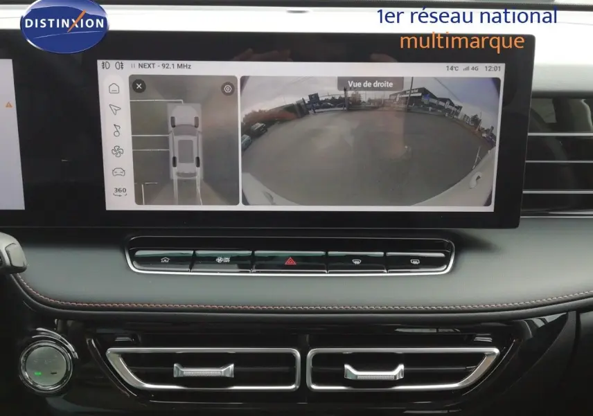 Vue intérieure du tableau de bord du MG MOTOR EHS 1.5T PHEV 2026 avec écran tactile affichant la caméra 360 et les aérateurs noirs.