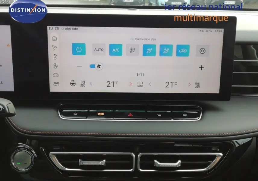 Tableau de bord du MG MOTOR EHS 1.5T PHEV 272CH Luxury 2026, écran tactile affichant la climatisation, intérieur noir.