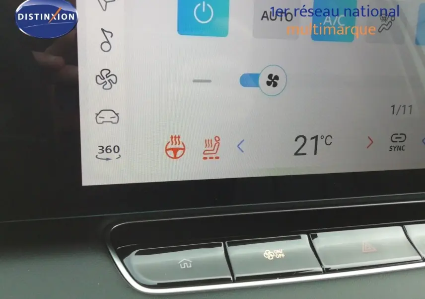 Détail de l'écran tactile de la climatisation du MG MOTOR EHS 1.5T PHEV 272CH Luxury en intérieur noir.