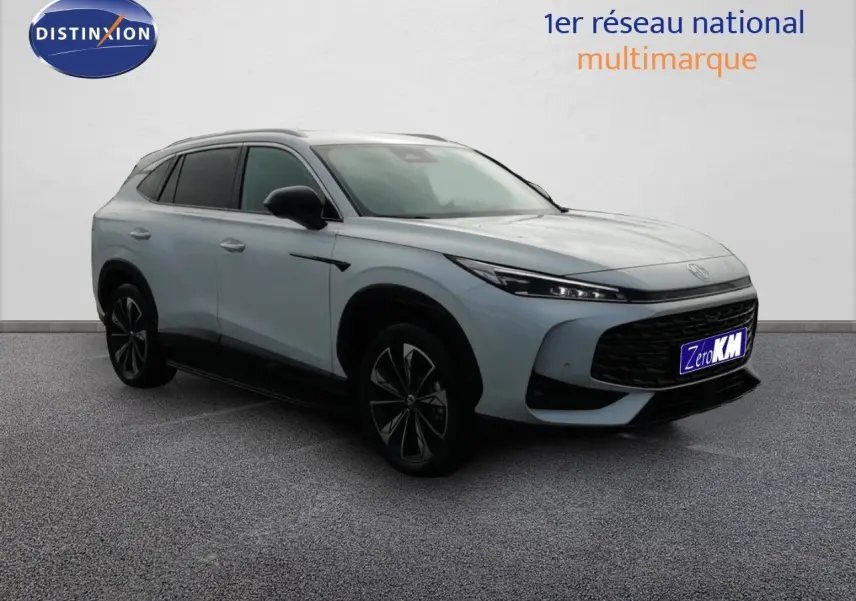 MG Motor EHS 1.5T PHEV 272ch Luxury blanc nacré, vue 3/4 avant droit avec jantes bi-ton et calandre noire.