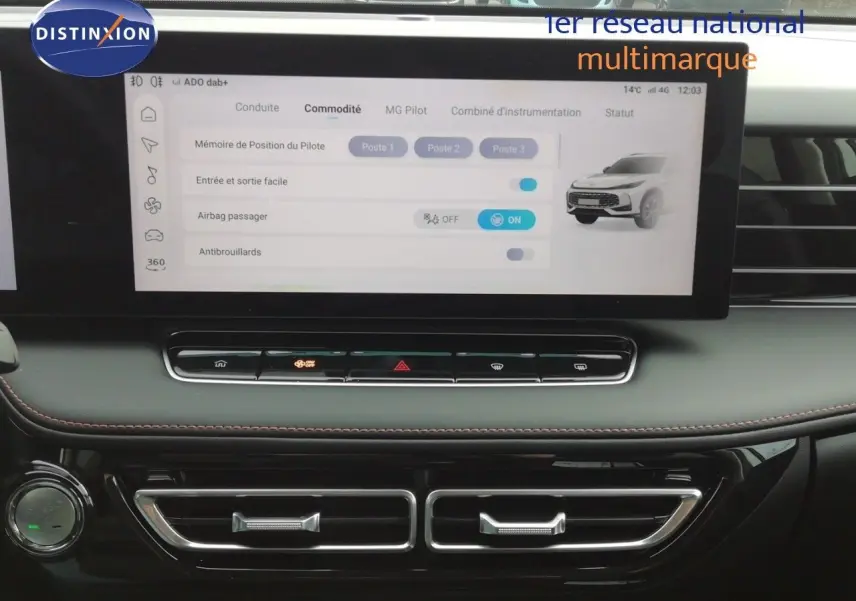 Vue intérieure centrée sur l’écran tactile et la console centrale du MG MOTOR EHS Pearl White Metal 2026 hybride rechargeable.