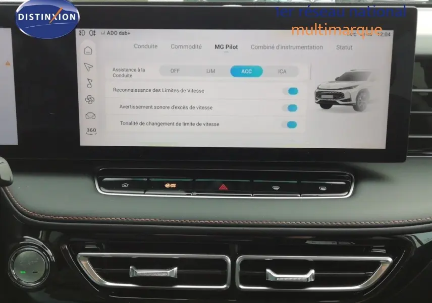 Vue intérieure du tableau de bord du MG MOTOR EHS 1.5T PHEV 272CH Luxury avec écran tactile affichant les options d'assistance à la conduite.