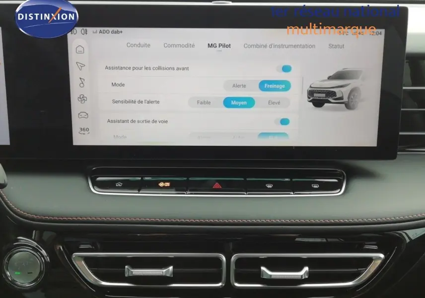 Vue rapprochée de l’écran tactile central et de la console noire du MG Motor EHS Pearl White Metal, affichant les réglages d’assistance à la conduite.