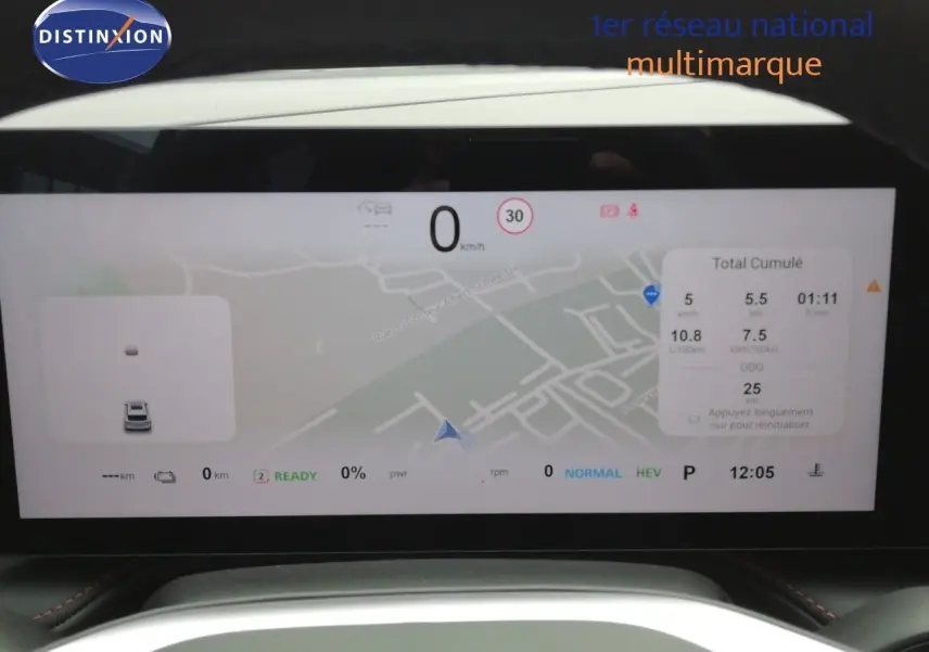 Affichage numérique du tableau de bord MG Motor EHS 1.5T PHEV 2026 en blanc perle, vue frontale centrée sur l'écran.
