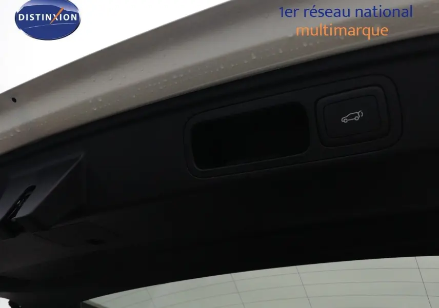Détail du bouton d'ouverture électrique du coffre sur le hayon blanc nacré du MG MOTOR EHS 1.5T PHEV 2026.