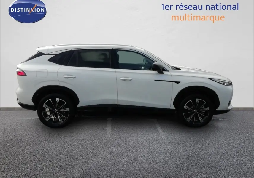 Vue de profil côté gauche du SUV MG EHS 1.5T PHEV 272CH Luxury en blanc nacré avec jantes bi-ton.