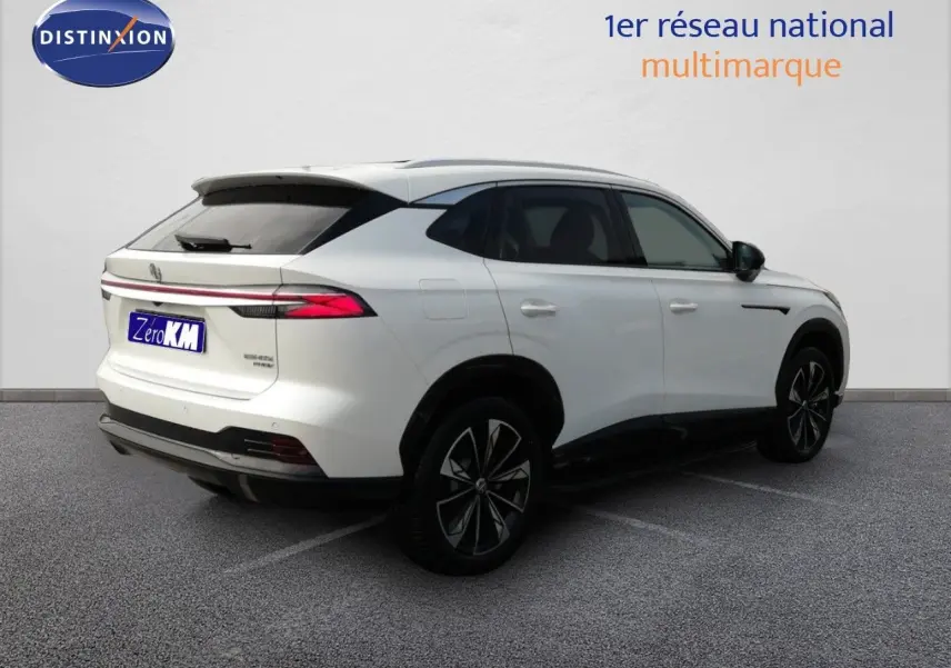 Vue 3/4 arrière droite du MG Motor EHS 1.5T PHEV 272CH Luxury en blanc nacré avec jantes bi-ton et vitres teintées.