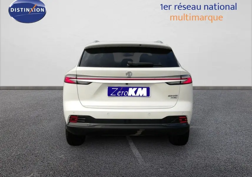 Vue arrière d'un MG MOTOR EHS 1.5T PHEV 272CH Luxury blanc nacré avec feux LED fins et logo central.