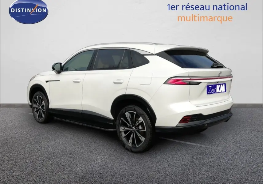 MG Motor EHS 1.5T PHEV 272CH Luxury blanc nacré en 3/4 arrière droit, jantes alliage noires et toit noir contrasté.