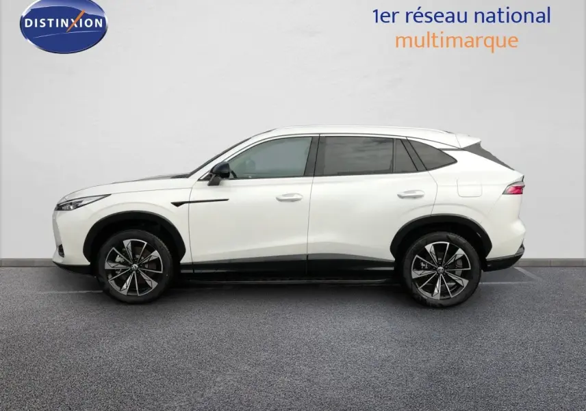 MG Motor EHS 1.5T PHEV 272CH Luxury en blanc nacré, vue de profil côté gauche avec jantes bi-ton 19 pouces.