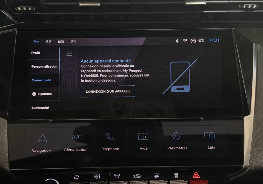 Écran tactile central de la Peugeot 308 PureTech 130 2023 affichant le menu connectivité et climatisation.