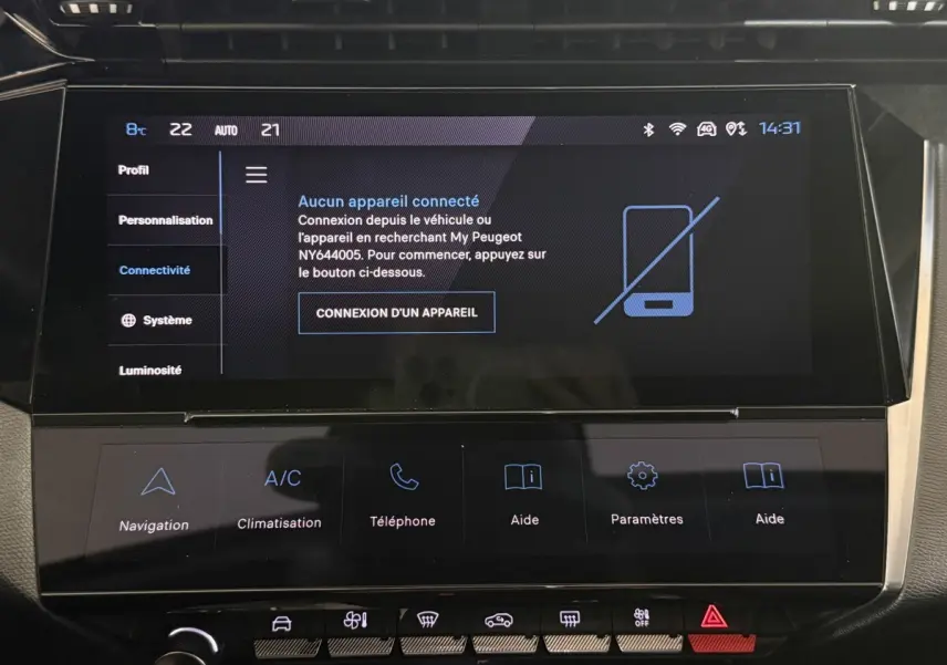 Écran tactile central du tableau de bord de la Peugeot 308 bleu, affichant le menu connectivité sans appareil connecté.