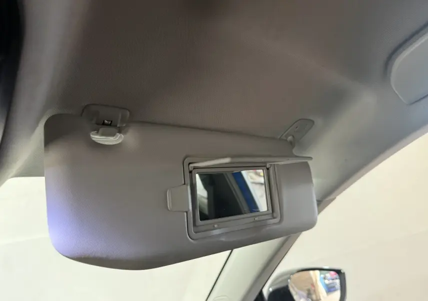 Miroir de courtoisie ouvert côté conducteur dans l’habitacle d’une Peugeot 308 bleu 2023, vue intérieure rapprochée.