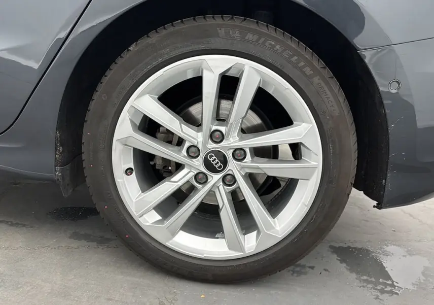 Gros plan sur la roue arrière droite d'une Audi A3 Sportback 2021 gris Manhattan avec jante alliage à cinq branches doubles.