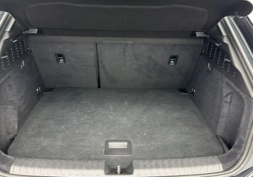 Coffre ouvert vu de l’arrière d’une Audi A3 Sportback 2021 gris Manhattan, espace de chargement propre et spacieux.