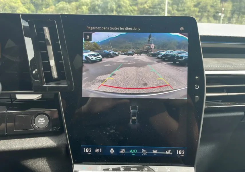 Écran central du Renault Austral New 200 Esprit Alpine montrant la caméra de recul en intérieur noir.
