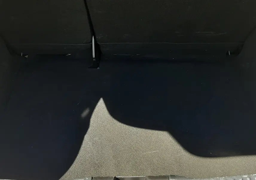Vue intérieure du coffre noir de la Dacia Sandero Stepway 2025, montrant l'espace de chargement vide.