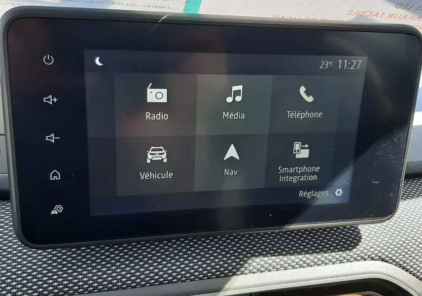 Écran tactile central de la Dacia Sandero Stepway 2025 affichant les options radio, média, téléphone et navigation.