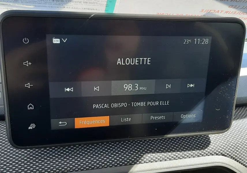 Écran tactile multimédia du tableau de bord de la Dacia Sandero Stepway 2025 affichant la radio FM à 98.3 MHz.