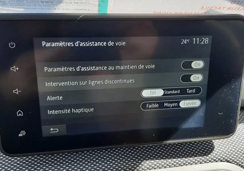 Écran tactile intérieur de la Dacia Sandero Stepway 2025 montrant les paramètres d'assistance au maintien de voie.