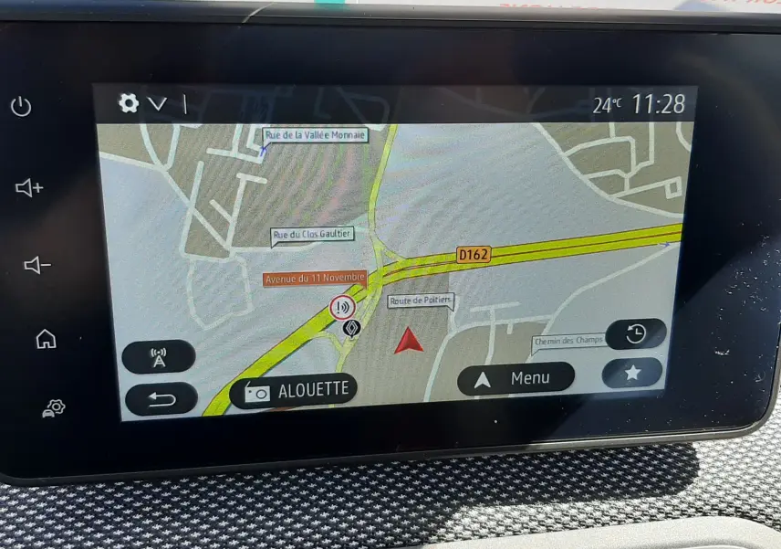 Écran tactile central affichant la navigation GPS dans une Dacia Sandero Stepway gris schiste, vue intérieure.