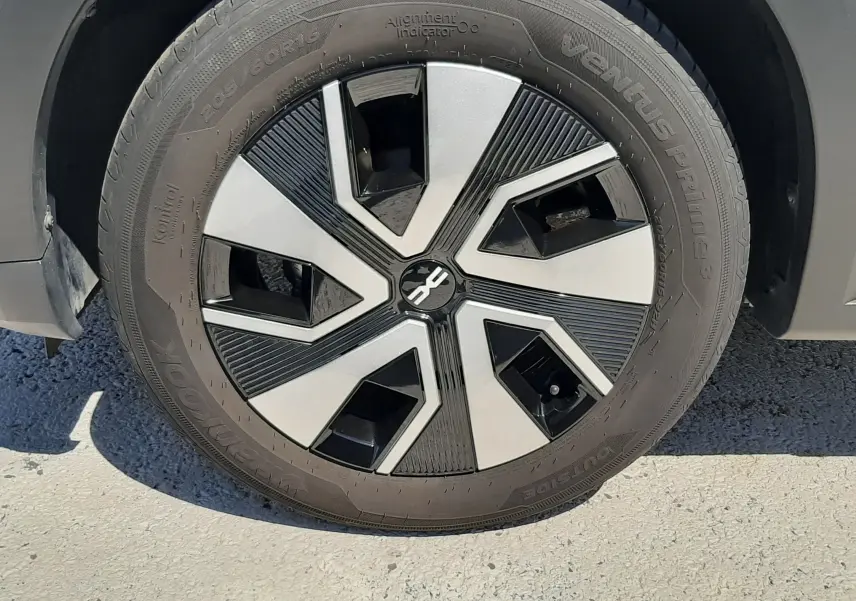 Gros plan sur la roue avant droite d'une Dacia Sandero Stepway gris schiste avec jante alliage au design moderne.