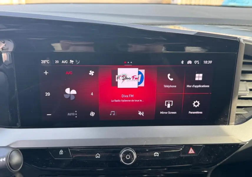Écran tactile central de l’Opel Mokka électrique 2025 affichant la radio et les commandes climatisation.