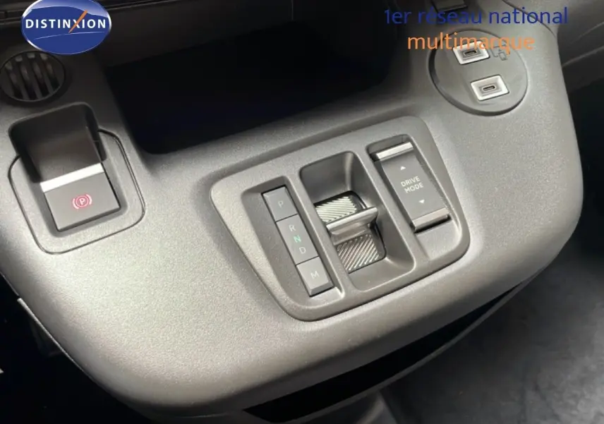 Vue rapprochée de la console centrale grise du Citroën Berlingo 2026 avec commandes de boîte auto et mode de conduite.