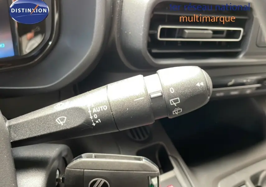 Gros plan sur la commande d’essuie-glace à gauche du volant dans l’habitacle gris foncé du Citroën Berlingo gris Artense 2026.