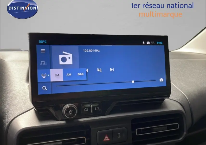 Vue intérieure du tableau de bord du Citroën Berlingo gris Artense, avec écran tactile multimédia et commandes centrales.