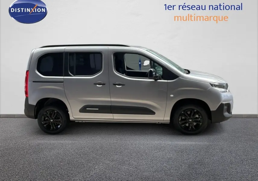 Vue de profil côté gauche d'un Citroën Berlingo gris Artense métallisé avec jantes noires et vitres teintées.