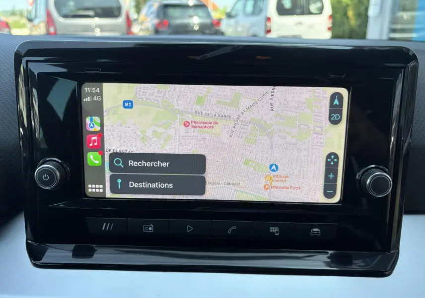 Écran tactile central du SEAT Arona 2024 affichant une carte de navigation avec options de recherche et destinations.