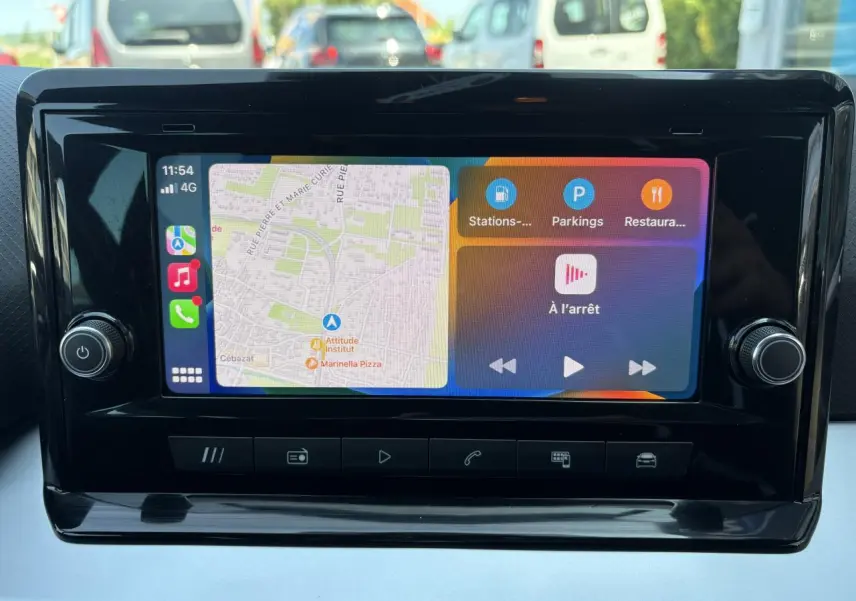 Écran tactile central du système MediaSystem+ avec navigation et commandes multimédia dans un SEAT Arona 2024.