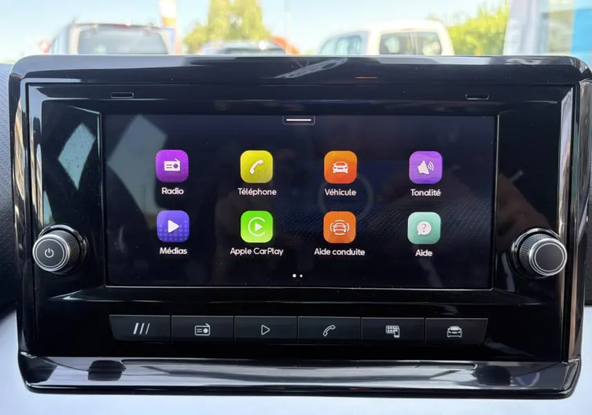 Écran tactile central du système MediaSystem+ du SEAT Arona 2024 affichant les options connectées.