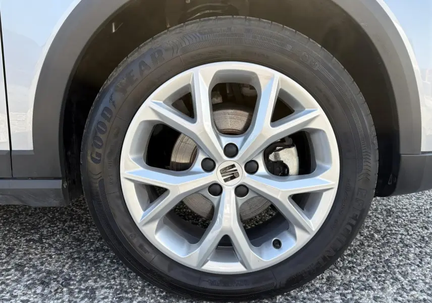 Gros plan sur la jante alliage 16 pouces argentée d’un SEAT Arona 2024 couleur Gris, avec pneu Goodyear.