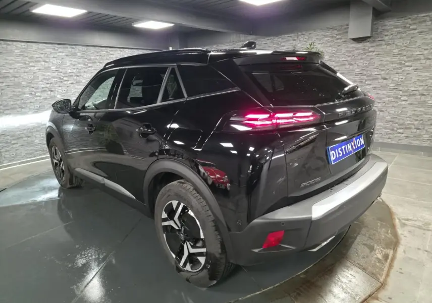 Vue 3/4 arrière droite du Peugeot 2008 noir avec feux arrière LED 3 griffes et jantes alliage bi-ton.