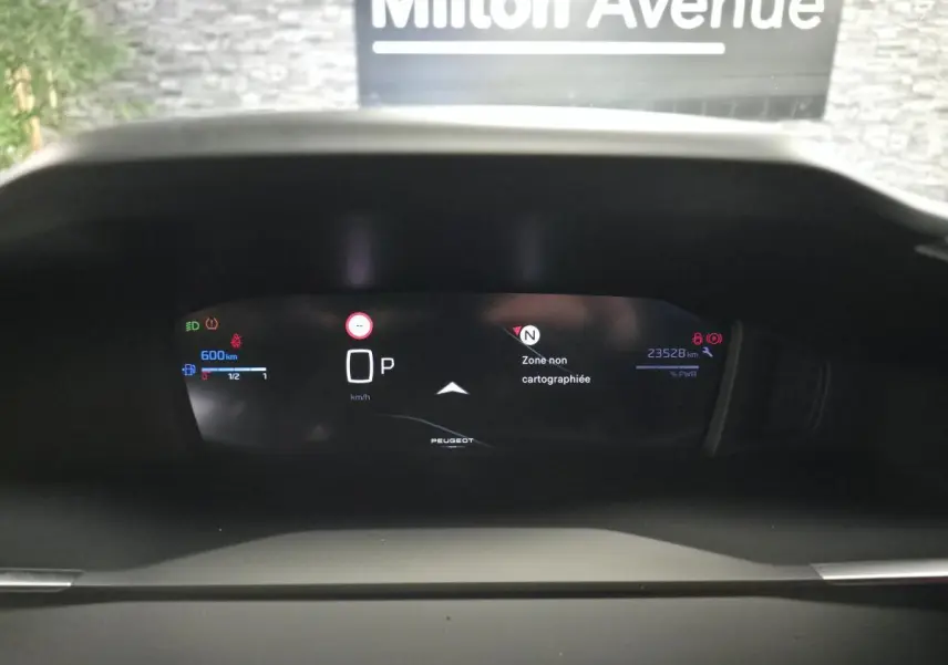 Tableau de bord numérique de Peugeot 2008 1.2i Hybrid, affichage central avec indication de zone non cartographiée.