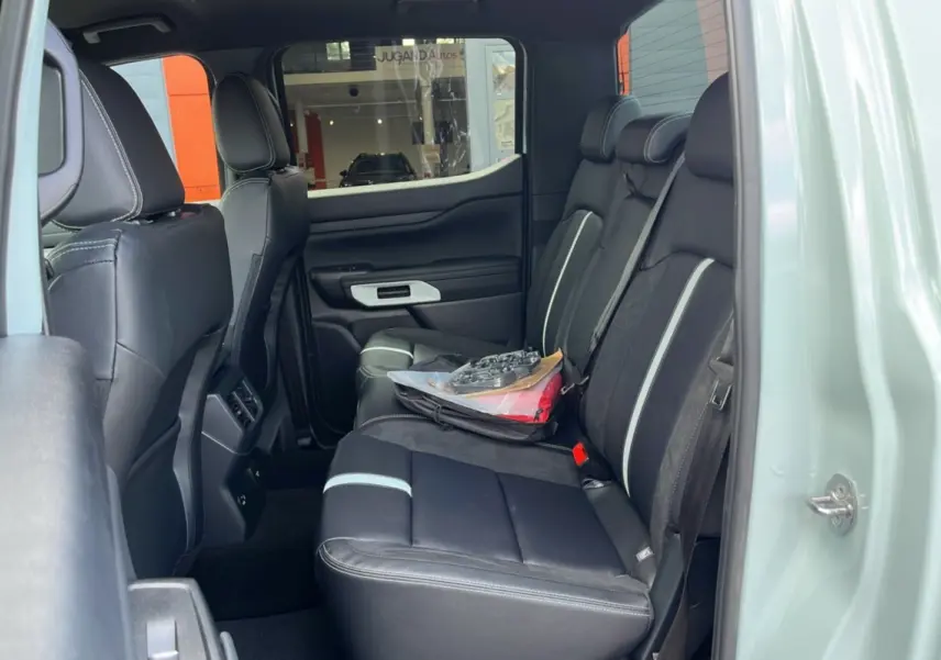 Vue intérieure côté droit du Ford Ranger 2.3 PHEV gris zen, montrant la banquette arrière en cuir noir avec surpiqûres claires.