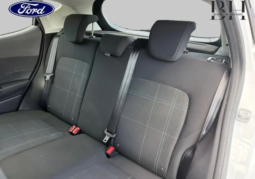 Vue intérieure de la banquette arrière côté droit de la Ford Fiesta blanc glacier avec tissu noir à motifs carreaux.