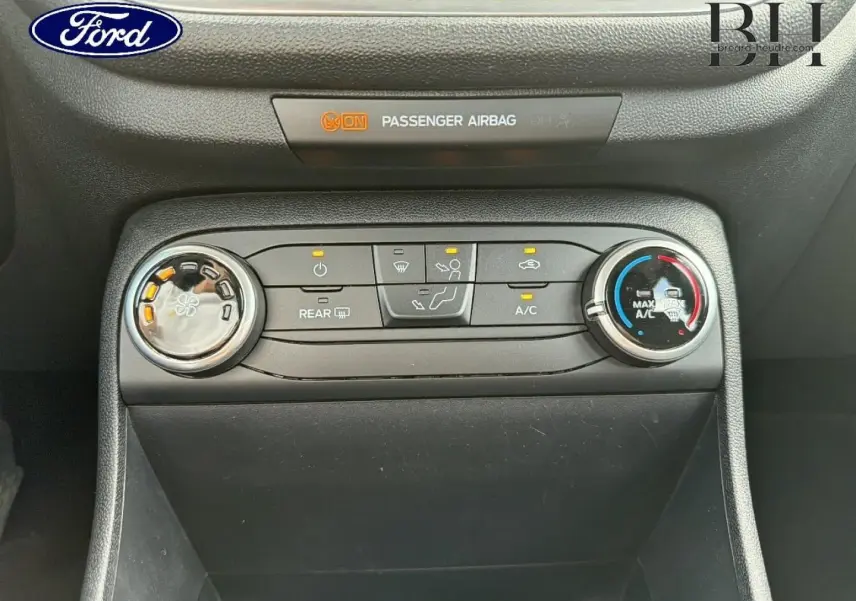 Vue rapprochée de la console centrale de la Ford Fiesta 2020, montrant les commandes de climatisation manuelle.