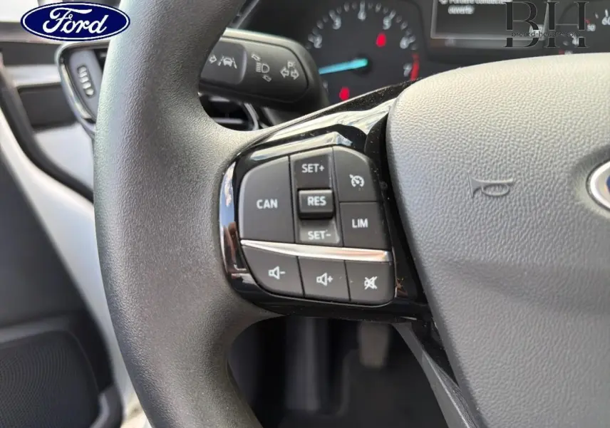 Gros plan sur le volant noir de la Ford Fiesta 2020, montrant les commandes de régulateur de vitesse et audio.