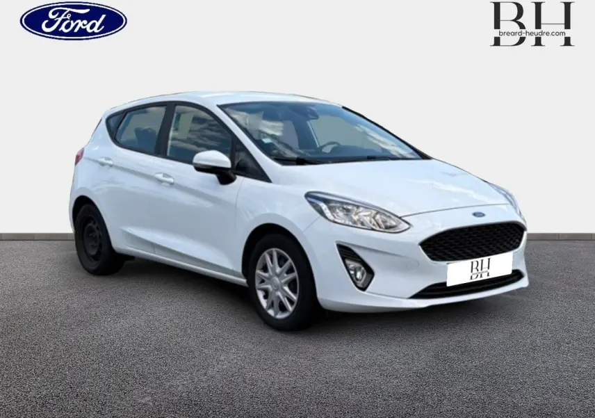 Vue 3/4 avant droite d'une Ford Fiesta blanche Glacier avec jantes différentes à l'avant et à l'arrière.